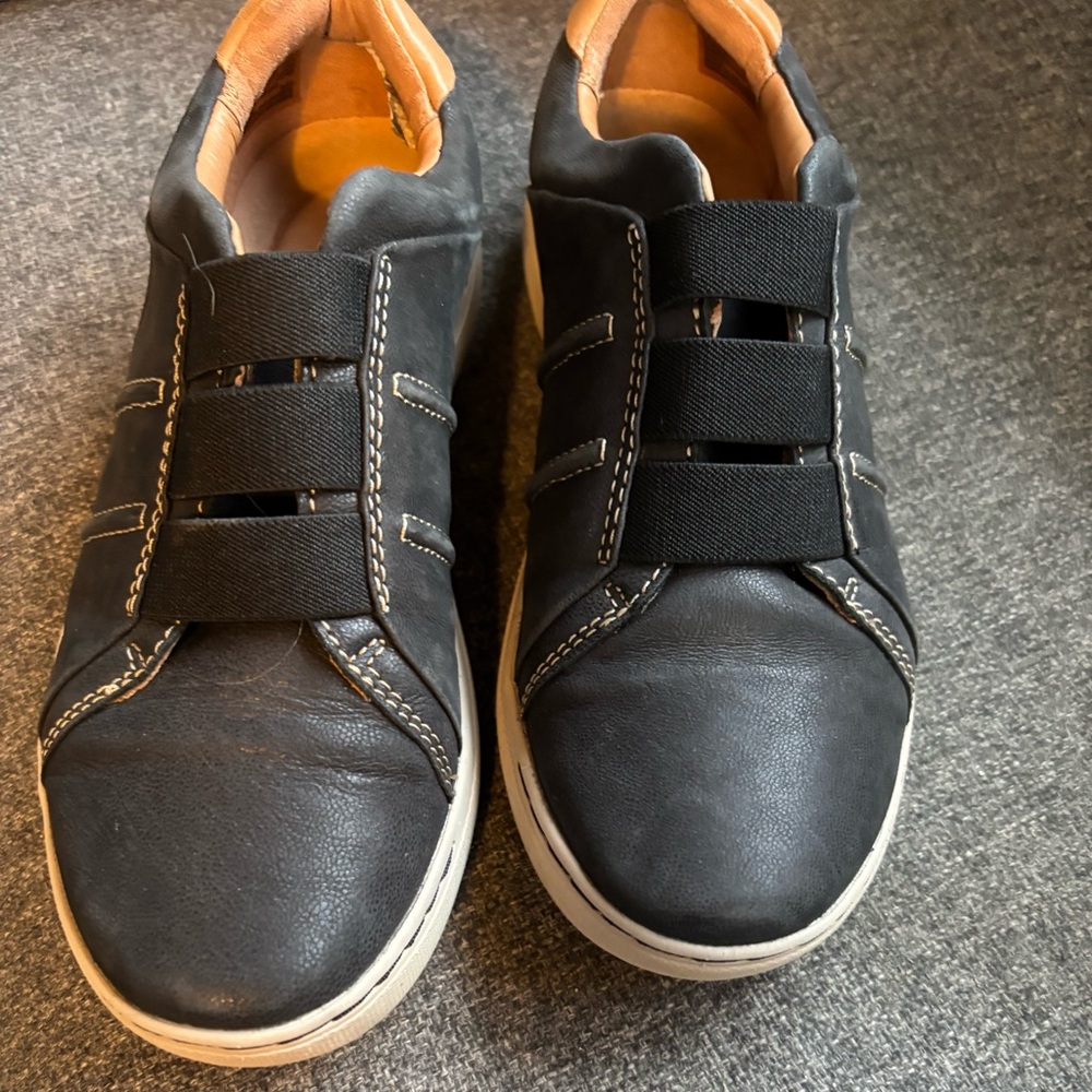 Clark’s Black Leather Nalle Ease slip-on sneakers size 6